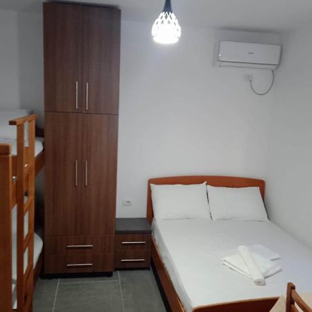 Villa Besnik, Rooms For Rent Vlorë Екстериор снимка