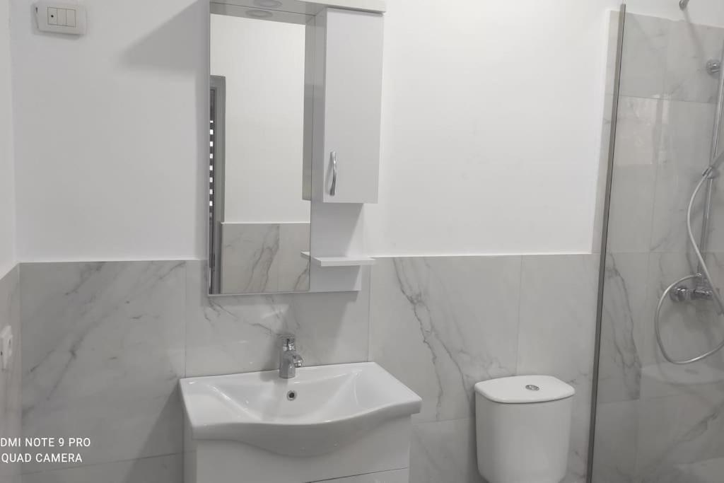 Villa Besnik, Rooms For Rent Vlorë Екстериор снимка