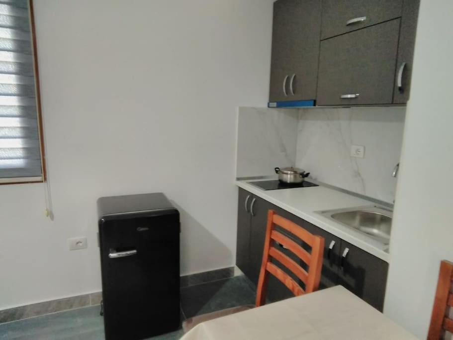 Villa Besnik, Rooms For Rent Vlorë Екстериор снимка