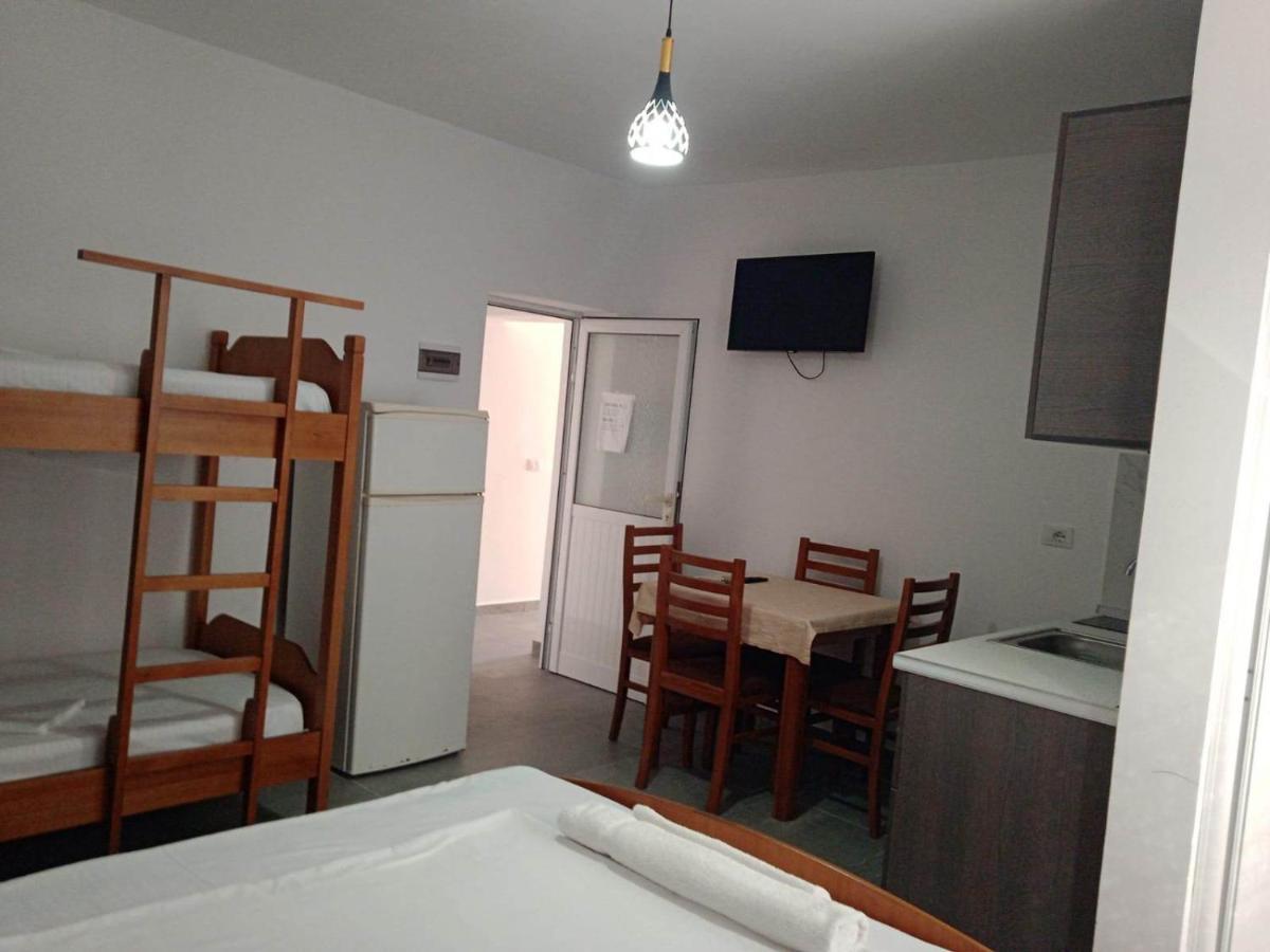 Villa Besnik, Rooms For Rent Vlorë Екстериор снимка