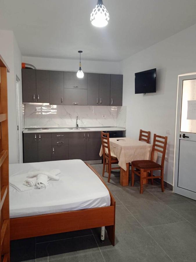 Villa Besnik, Rooms For Rent Vlorë Екстериор снимка